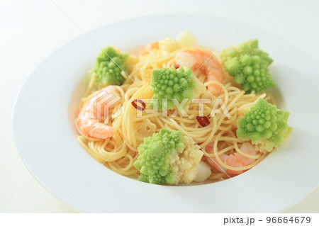 ロマネスコと海老のパスタ 96664679