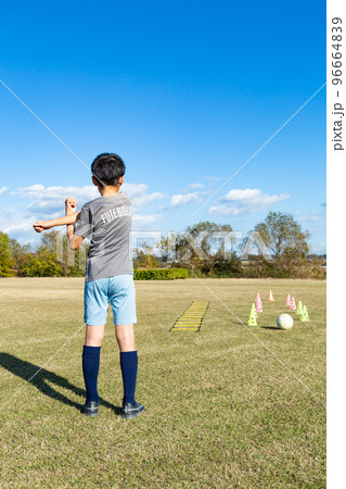サッカーの練習をする男の子 96664839
