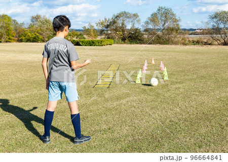 サッカーの練習をする男の子 96664841