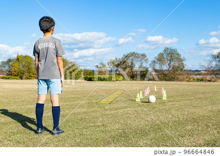 サッカーの練習をする男の子 96664846