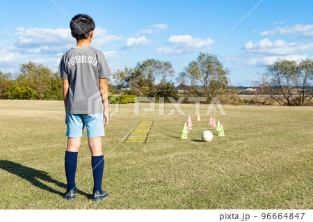 サッカーの練習をする男の子 96664847