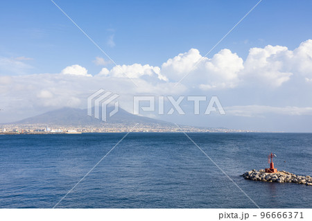 イタリア、ナポリとヴェスヴィオ火山とナポリ湾の風景 96666371