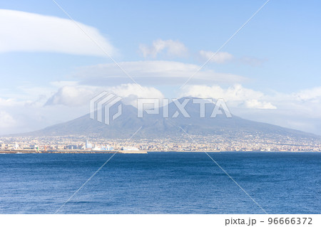 イタリア、ナポリとヴェスヴィオ火山とナポリ湾の風景 96666372