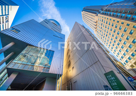日本の東京都市景観　渋谷区文化総合センター大和田。ガラス窓に桜丘口再開発のビルなどが映る 96666383