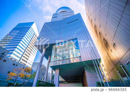 日本の東京都市景観　渋谷区文化総合センター大和田。ガラス窓に桜丘口再開発のビルなどが映る 96666385
