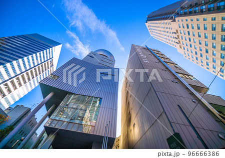 日本の東京都市景観　渋谷区文化総合センター大和田。ガラス窓に桜丘口再開発のビルなどが映る 96666386