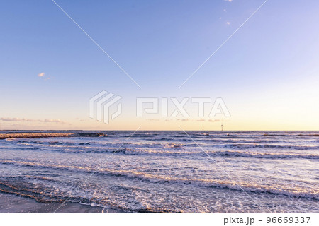千葉県銚子市 夕暮れの銚子マリーナ海水浴場 96669337