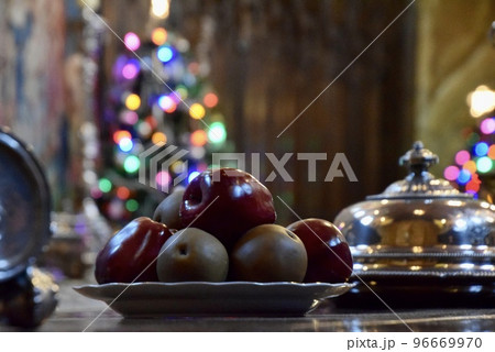 ハーストキャッスルのダイニングに置かれたリンゴ（クリスマスバージョン） 96669970