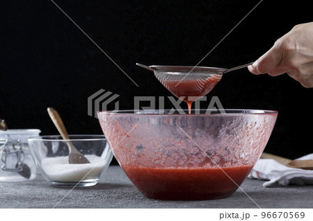 process of making strawberry jam 96670569