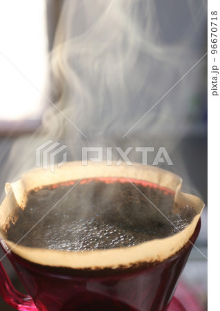 朝のドリップコーヒー朝日と湯気 96670718