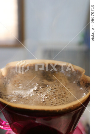朝のドリップコーヒー朝日と湯気 朝のドリップコーヒー朝日と湯気 96670719