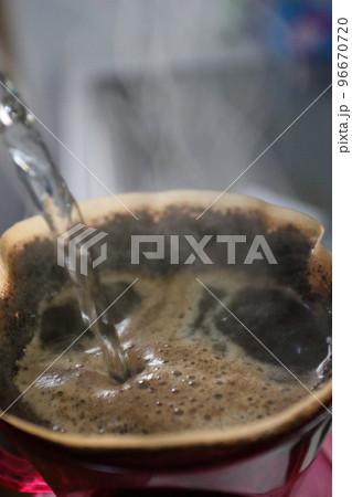朝のドリップコーヒー朝日と湯気 96670720