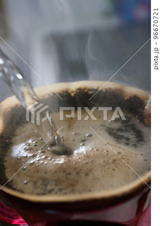 朝のドリップコーヒー朝日と湯気 96670721