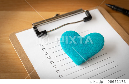 チェックシートとハート　医療　アンケート　心　いじめ 96671178