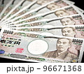 日本円の現金通貨・一万円札紙幣が多数重なり合ったクローズアップ写真 96671368