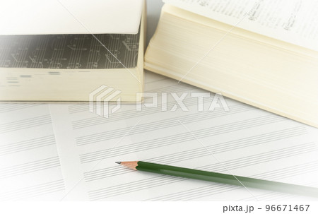 音楽　五線譜　勉強　楽典　作曲　編曲　辞書　辞典　教育　五線紙 96671467