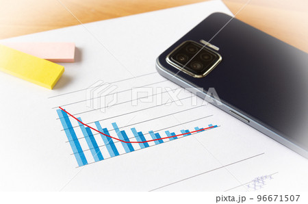スマホとグラフ 下降トレンド 減少 分析 デジタル スマホとグラフ 下降トレンド 減少 分析 デジタル 96671507