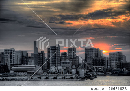 レインボーブリッジから見る都市の夕暮れ、まだ高層ビル群には明かりが灯る前、廃墟のように見える レインボーブリッジから見る都市の夕暮れ、まだ高層ビル群には明かりが灯る前、廃墟のように見える 96671828