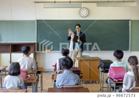 朝のホームルームで出欠確認をする先生 96672573