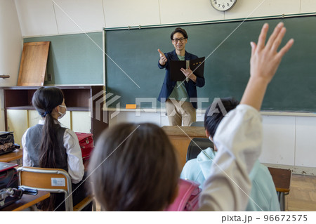 朝のホームルームで出欠確認をする先生 朝のホームルームで出欠確認をする先生 96672575