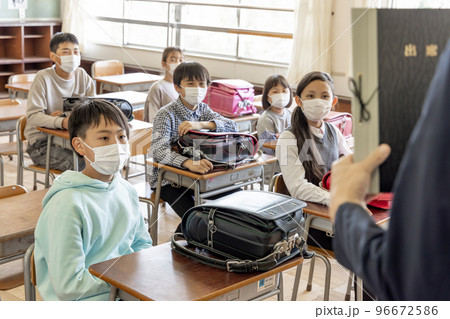 朝のホームルームで出欠確認をする先生 96672586