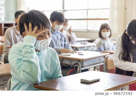 持ち物検査で忘れ物に気付く男の子 96672592