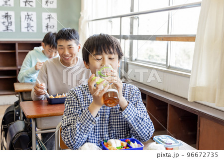 給食が無い小学生の昼食 給食が無い小学生の昼食 96672735