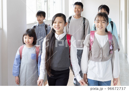 廊下を歩く小学生 廊下を歩く小学生 96672737