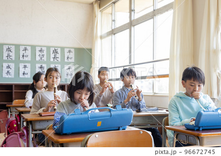 音楽の授業を受ける小学生 96672745