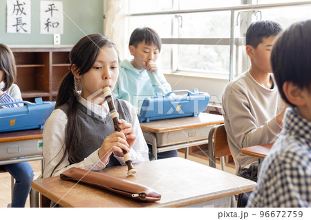音楽の授業を受ける小学生 96672759