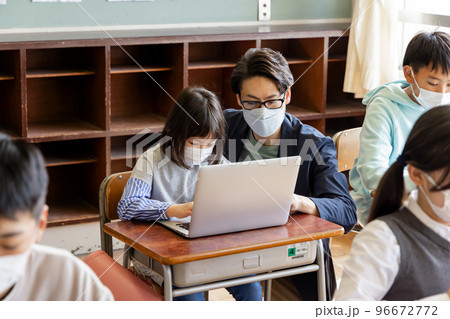 ノートパソコン,ガジェットの操作方法を教わる小学生 ノートパソコン,ガジェットの操作方法を教わる小学生 96672772