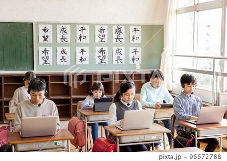 ノートパソコン,ガジェットの操作方法を教わる小学生 96672788