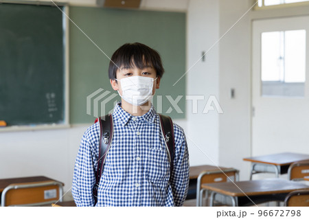 マスクをして登校する小学生 96672798