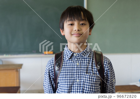 笑顔の小学生 96672820