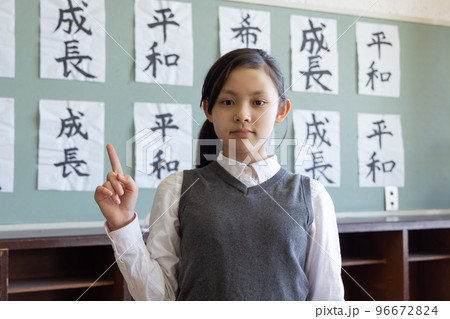 指差しをする小学生 96672824