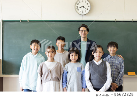 小学生と先生 96672829
