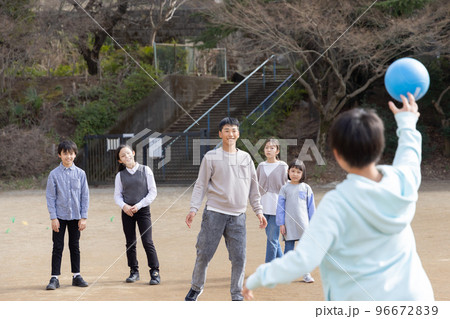 ドッジボールをして遊ぶ小学生 ドッジボールをして遊ぶ小学生 96672839
