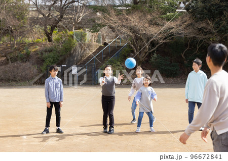 ドッジボールをして遊ぶ小学生 ドッジボールをして遊ぶ小学生 96672841