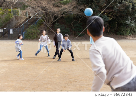 ドッジボールをして遊ぶ小学生 ドッジボールをして遊ぶ小学生 96672842