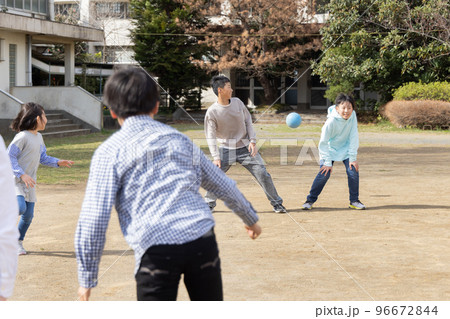 ドッジボールをして遊ぶ小学生 96672844