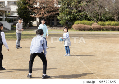 ドッジボールをして遊ぶ小学生 96672845
