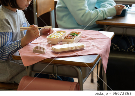 給食が無い小学生の昼食 給食が無い小学生の昼食 96672863