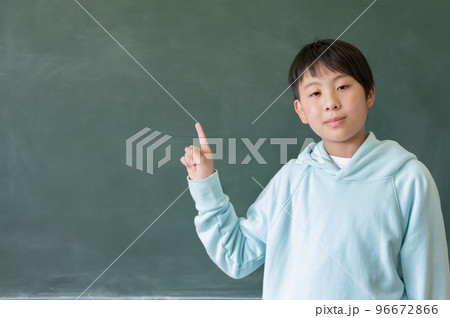 指差しをする小学生 96672866