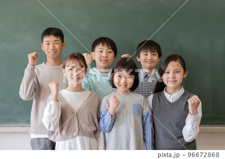 ガッツポーズをする小学生 96672868