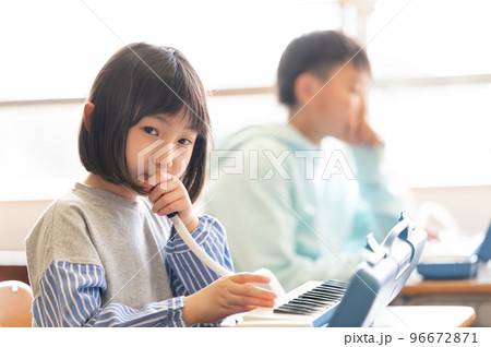 音楽の授業を受ける小学生 96672871