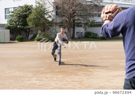 野球をする親子 96672894