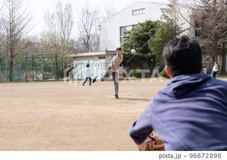 野球をする親子 96672898