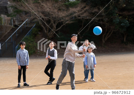 ドッジボールをして遊ぶ小学生 96672912
