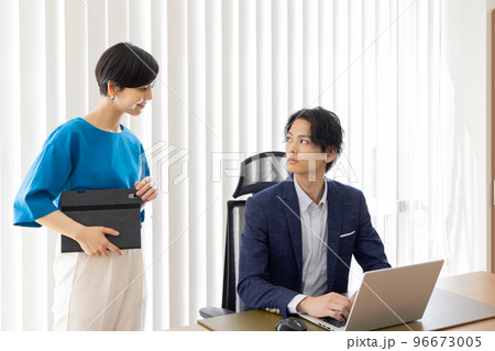 上司に相談する部下 96673005