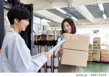 物流・運送業界　得意先への納品 96673049